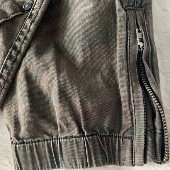SANCTUARY Peace Trooper Camo jogger pants with side zipper at the hem. Size 25 - Picture 5 of 14